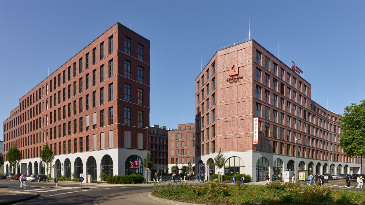 OVUM in Köln-Braunsfeld, die Backsteinbauten des Quartiers an der Straßenkreuzung