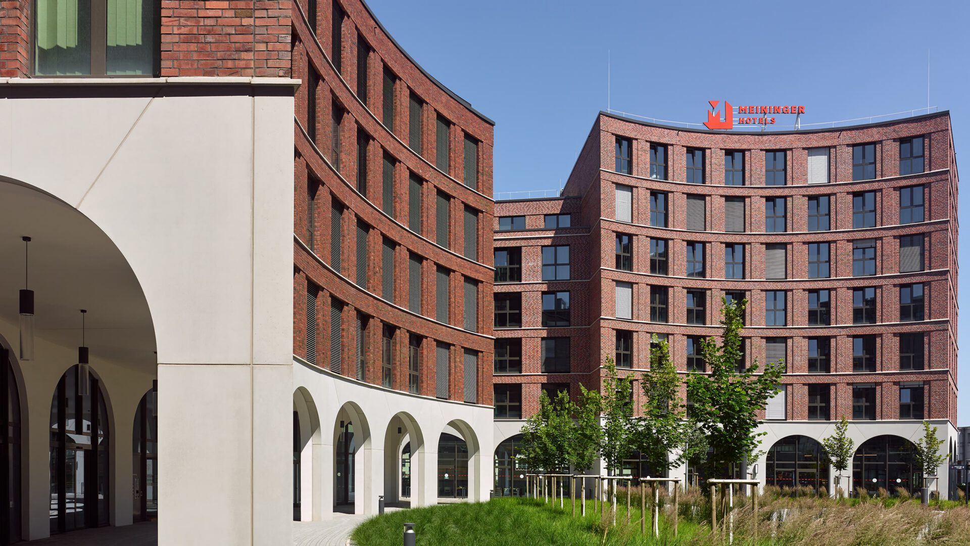 Meininger-Hotel im Quartier OVUM, gesehen aus dem Arkadengang