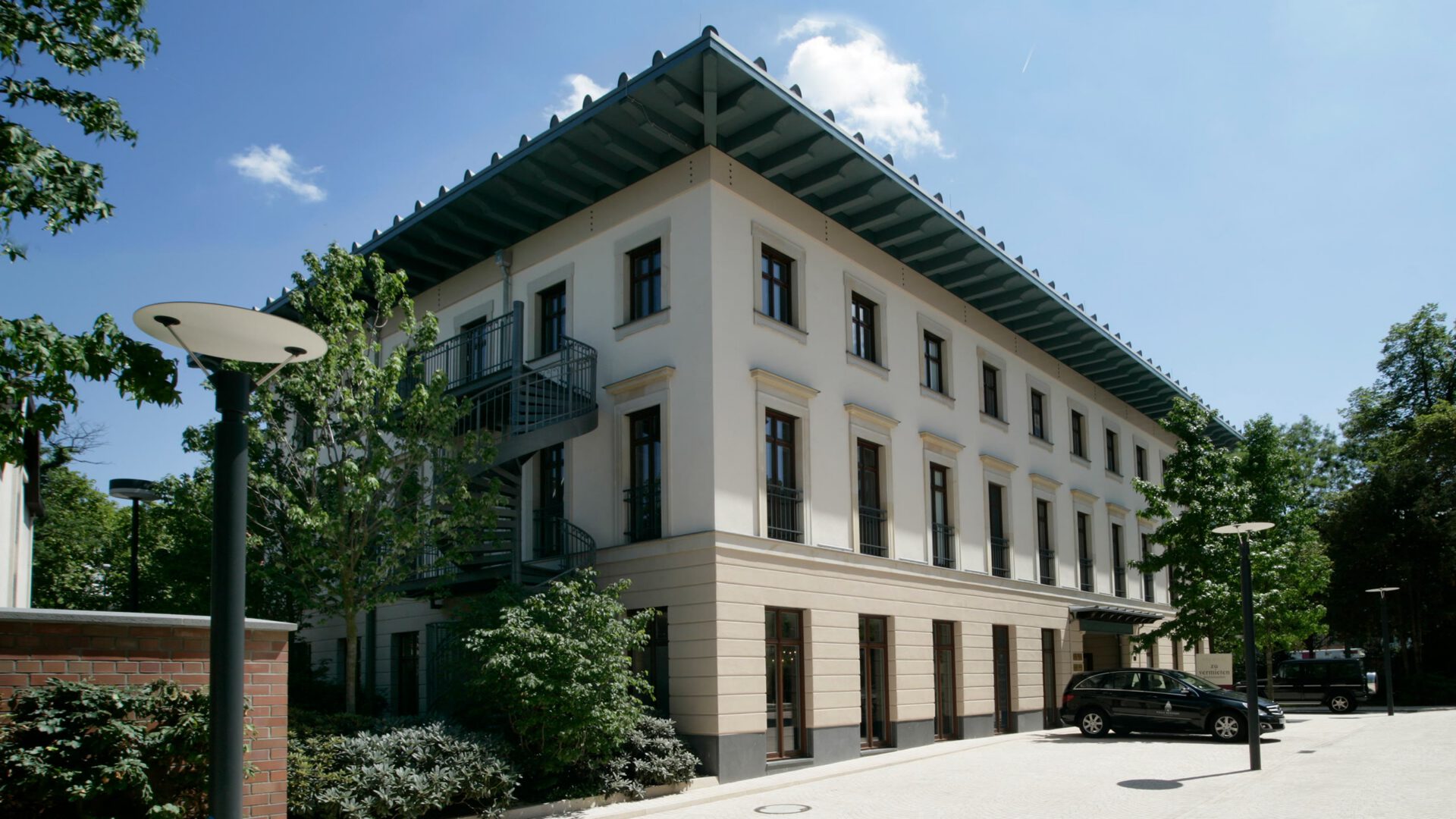 Innenhof des Palais 22 bei Tag mit dem historischen Torbogen