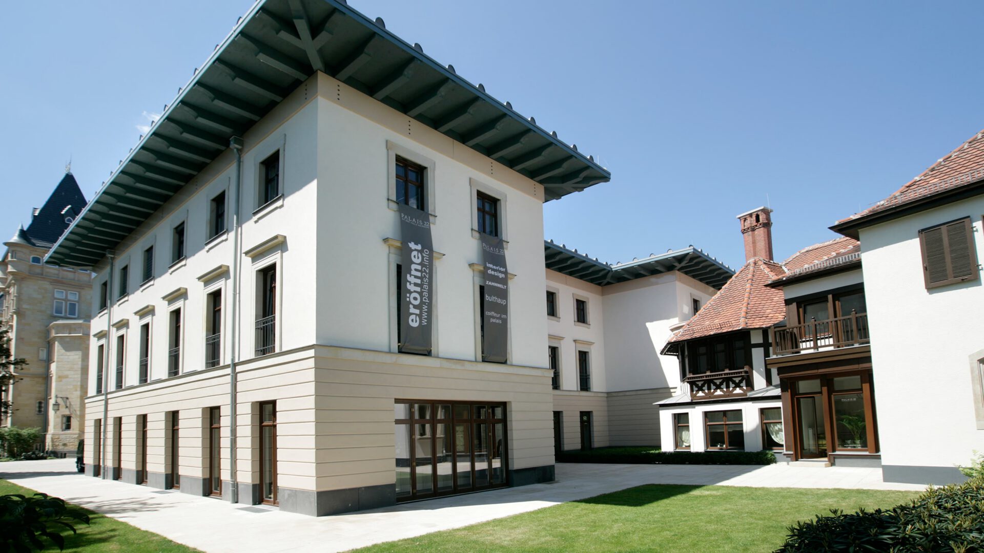 Gebäudeecke des Palais 22 mit dem weit auskragenden Dach