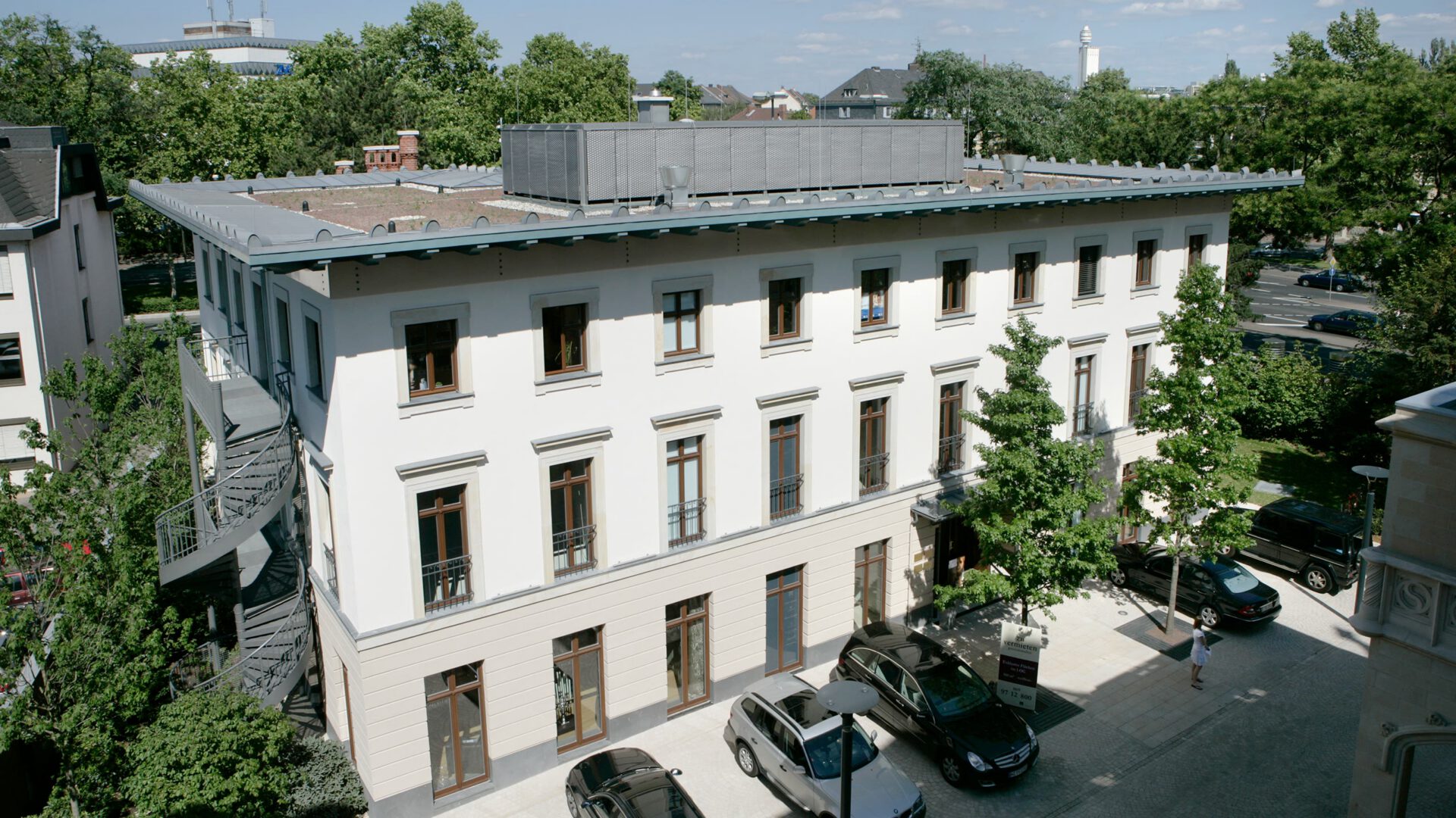 Gartenseite des Palais 22 mit Rasenfläche und benachbarter Villa