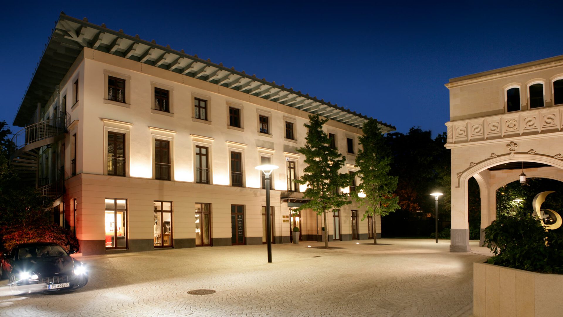 Haupteingang des Palais 22 mit hölzerner Flügeltür unter dem Vordach