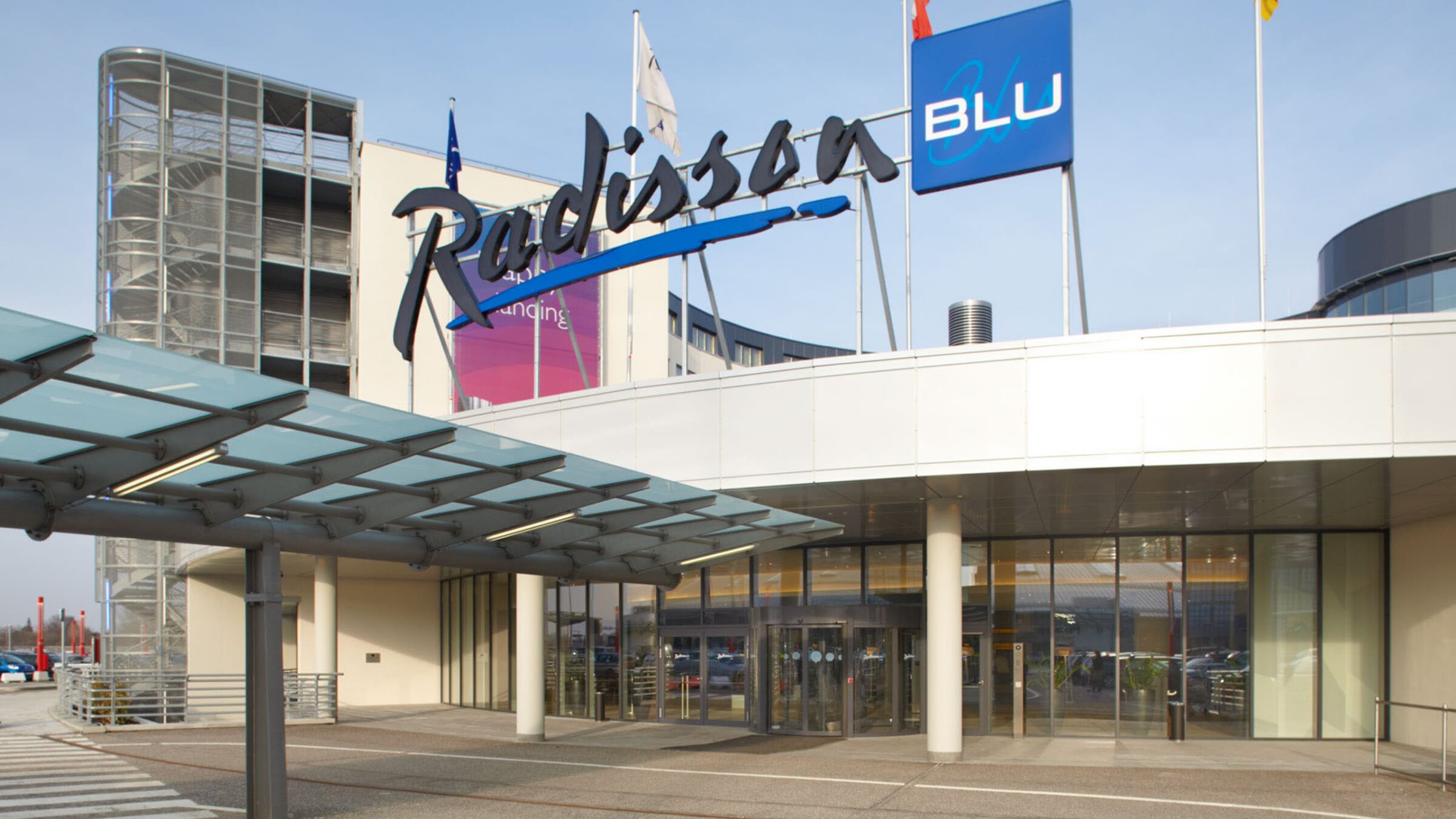 Radisson Blu Hotel in Hamburg-Fuhlsbüttel, der Eingang mit dem Schriftzug über dem Vordach