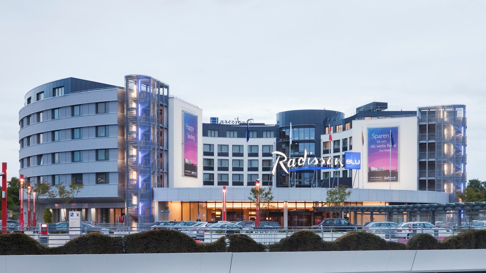Das Radisson Blu Hotel am Flughafen in der Abenddämmerung