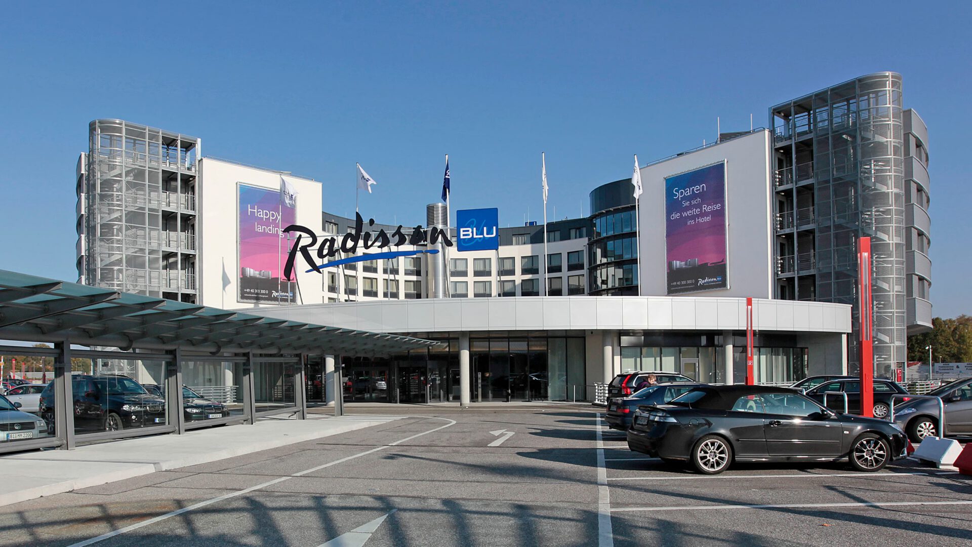 Vorfahrt des Radisson Blu Hotel mit dem überdachten Zugang