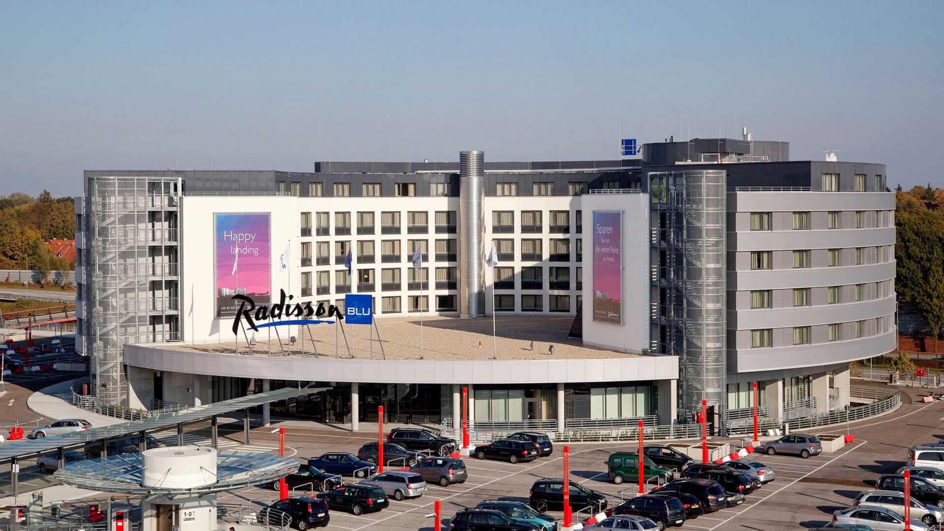 Erhöhte Gesamtansicht des Radisson Blu Hotel mit dem Vorplatz