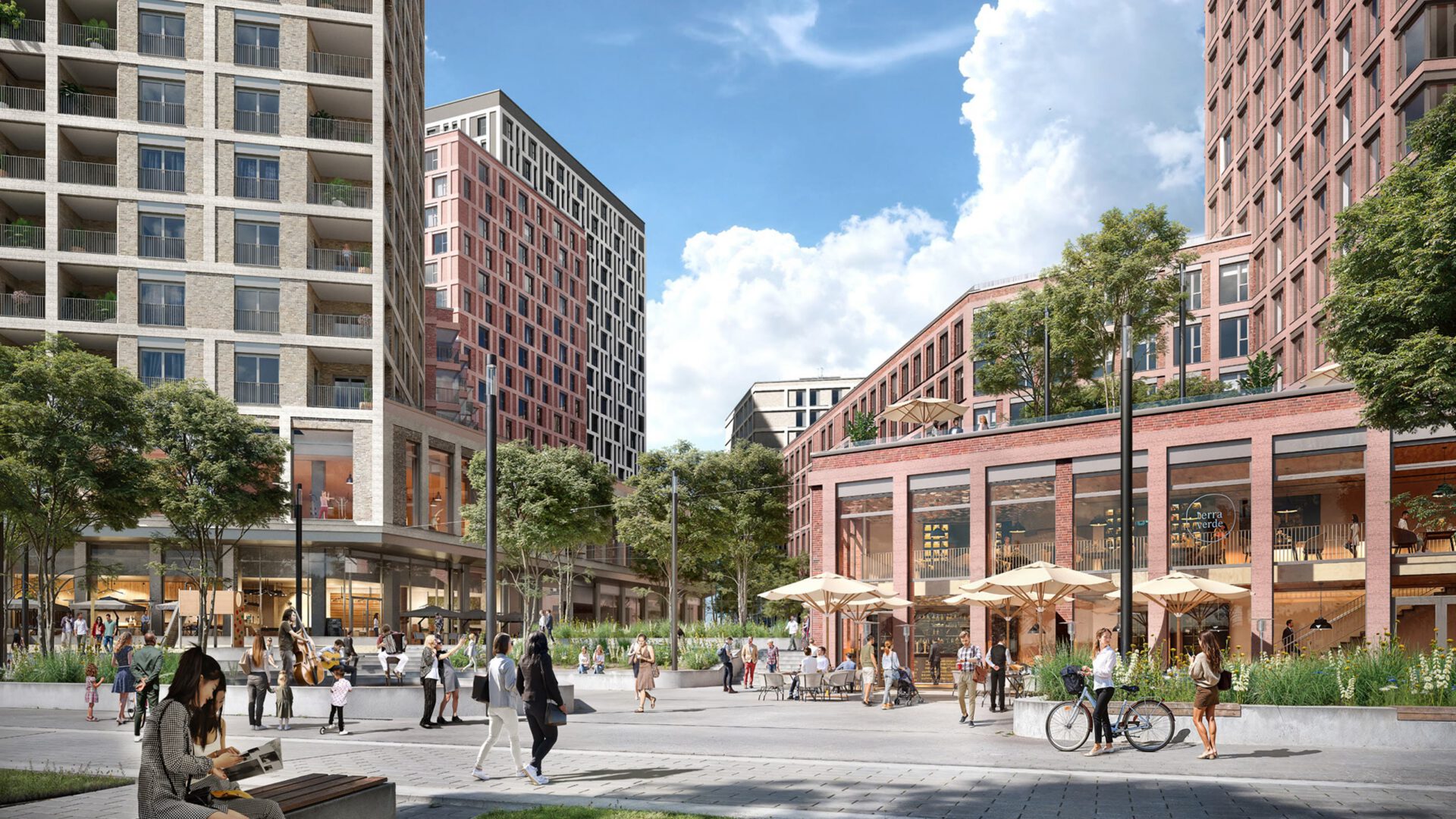 Quartiersplatz mit Arkaden, den Sonnenschirmen der Gastronomie und Baumreihen zwischen den Gebäuden