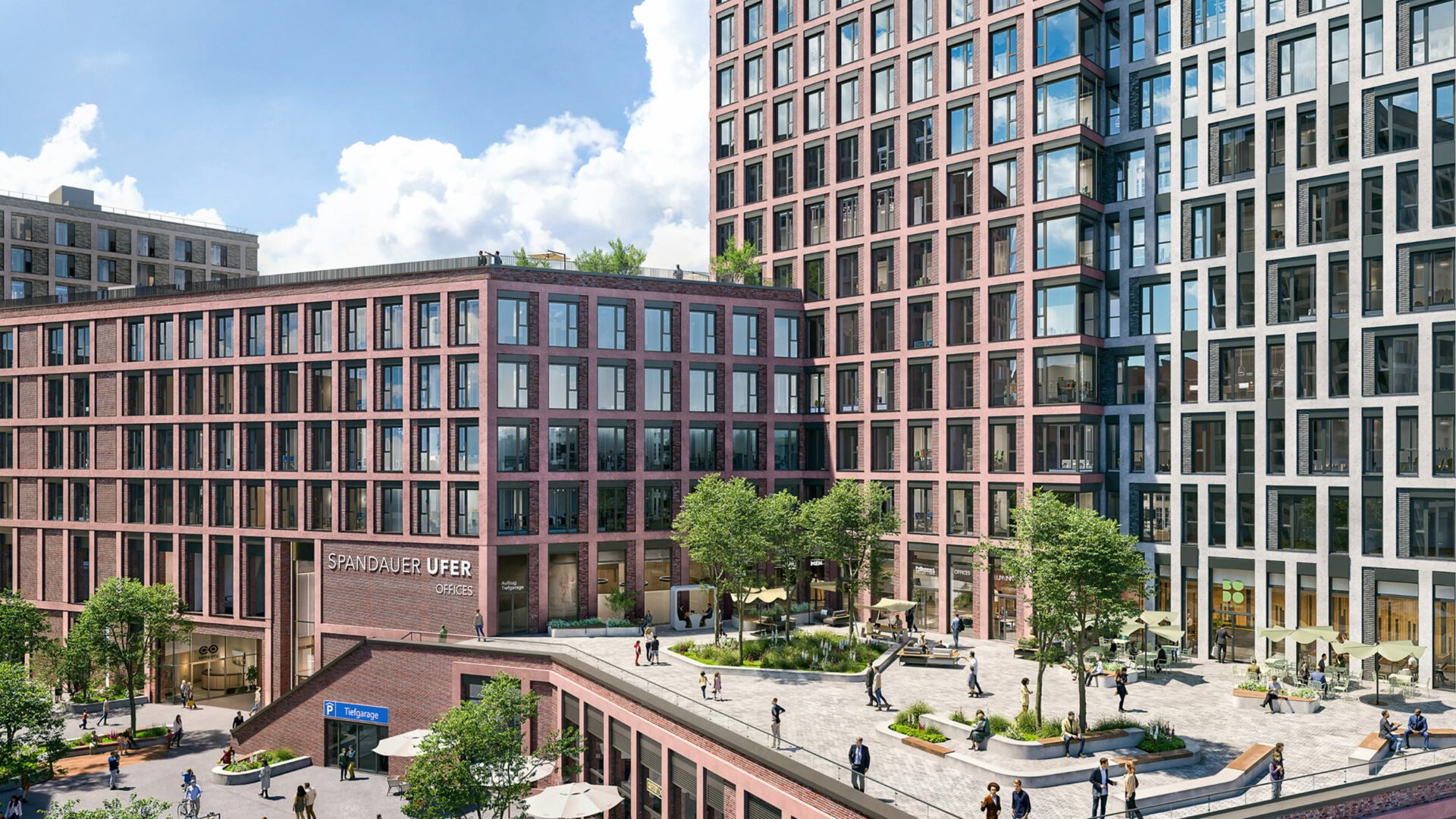 Eingang der Spandauer Ufer Arcaden mit Klinkerfassade und begrüntem Vorplatz