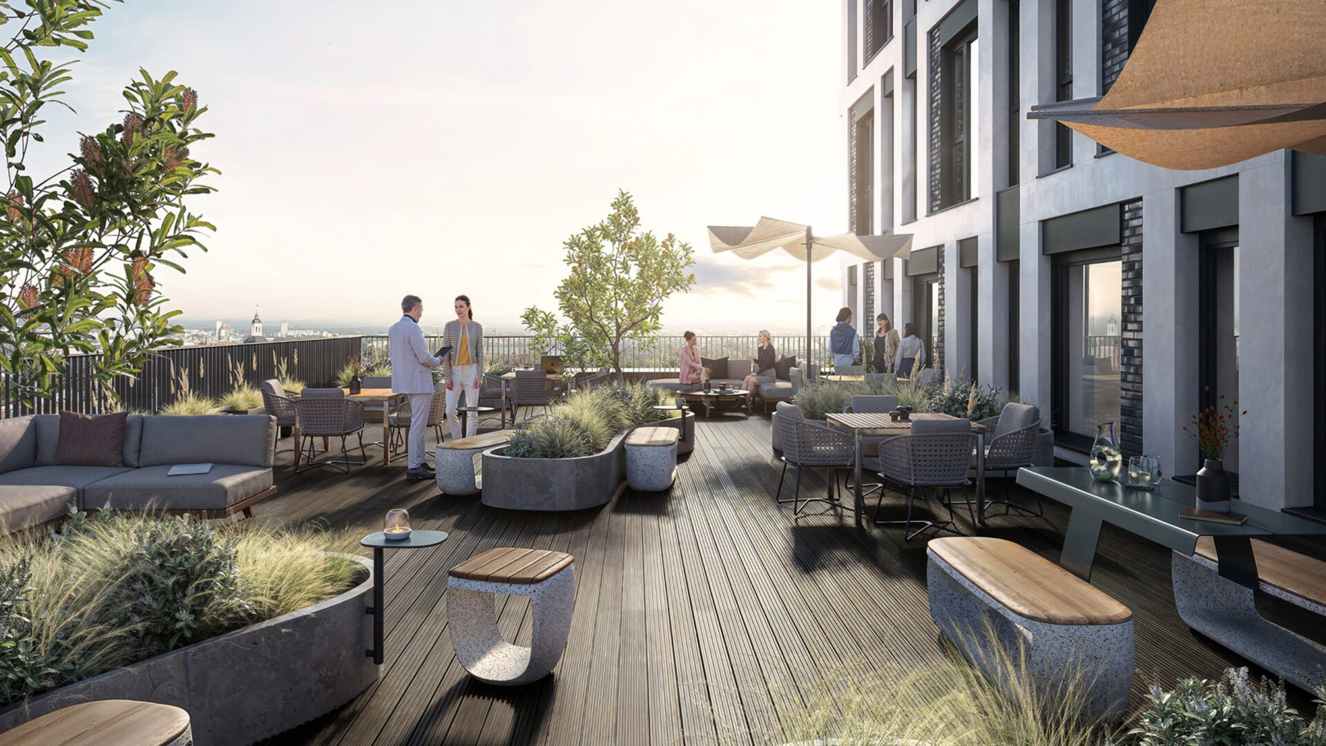 Dachterrasse in der Abendsonne mit Pflanzkübeln, Sitzgruppen und Blick über Spandau