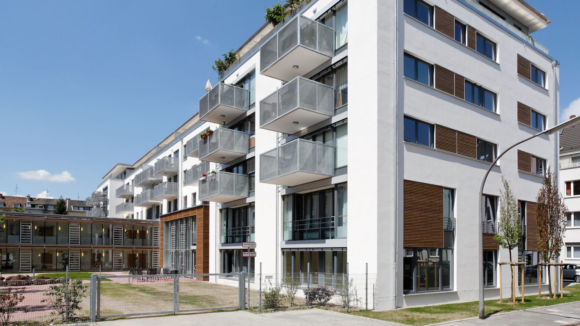 Straßenansicht der Sülzerbucht mit dem Wohnhaus und dem tiefer liegenden Nebenbau