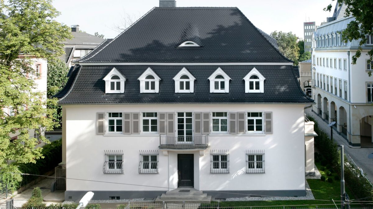 Villa Forte/Haus Piano in Frankfurt am Main, Frontalansicht der sanierten Villa mit Mansarddach