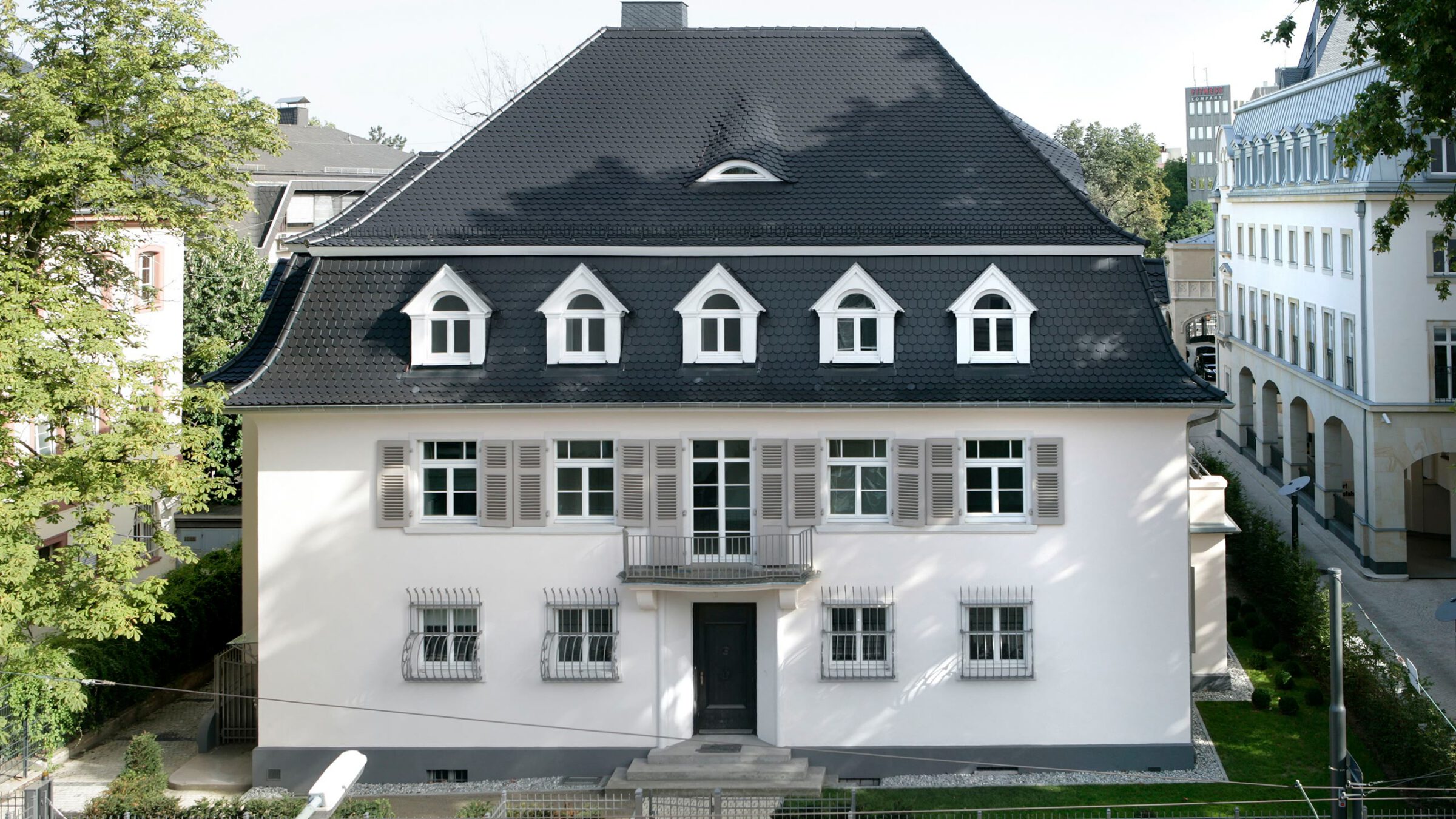 Villa Forte/Haus Piano in Frankfurt am Main, Frontalansicht der sanierten Villa mit Mansarddach