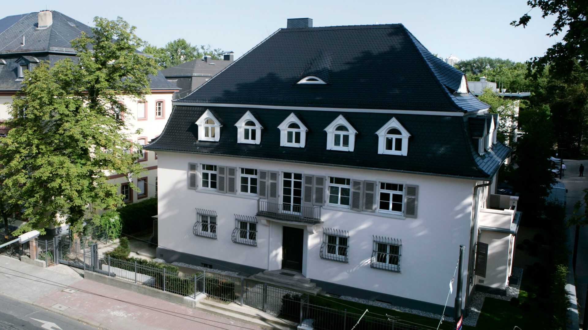 Die Villa von oben mit der angrenzenden Straße und der Nachbarbebauung