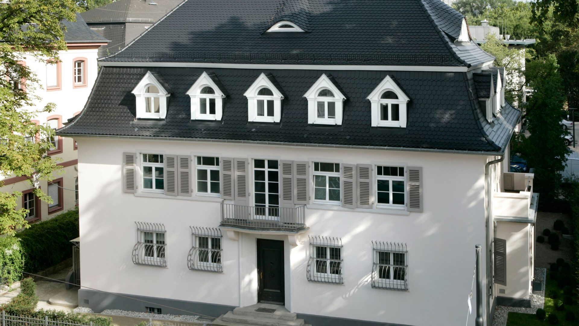 Die Villa in der Reihe der benachbarten Stadtvillen