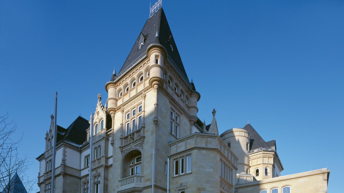 Deluxe-Hotel Villa Kennedy in Frankfurt am Main, der Eckturm der historischen Villa vor blauem Himmel