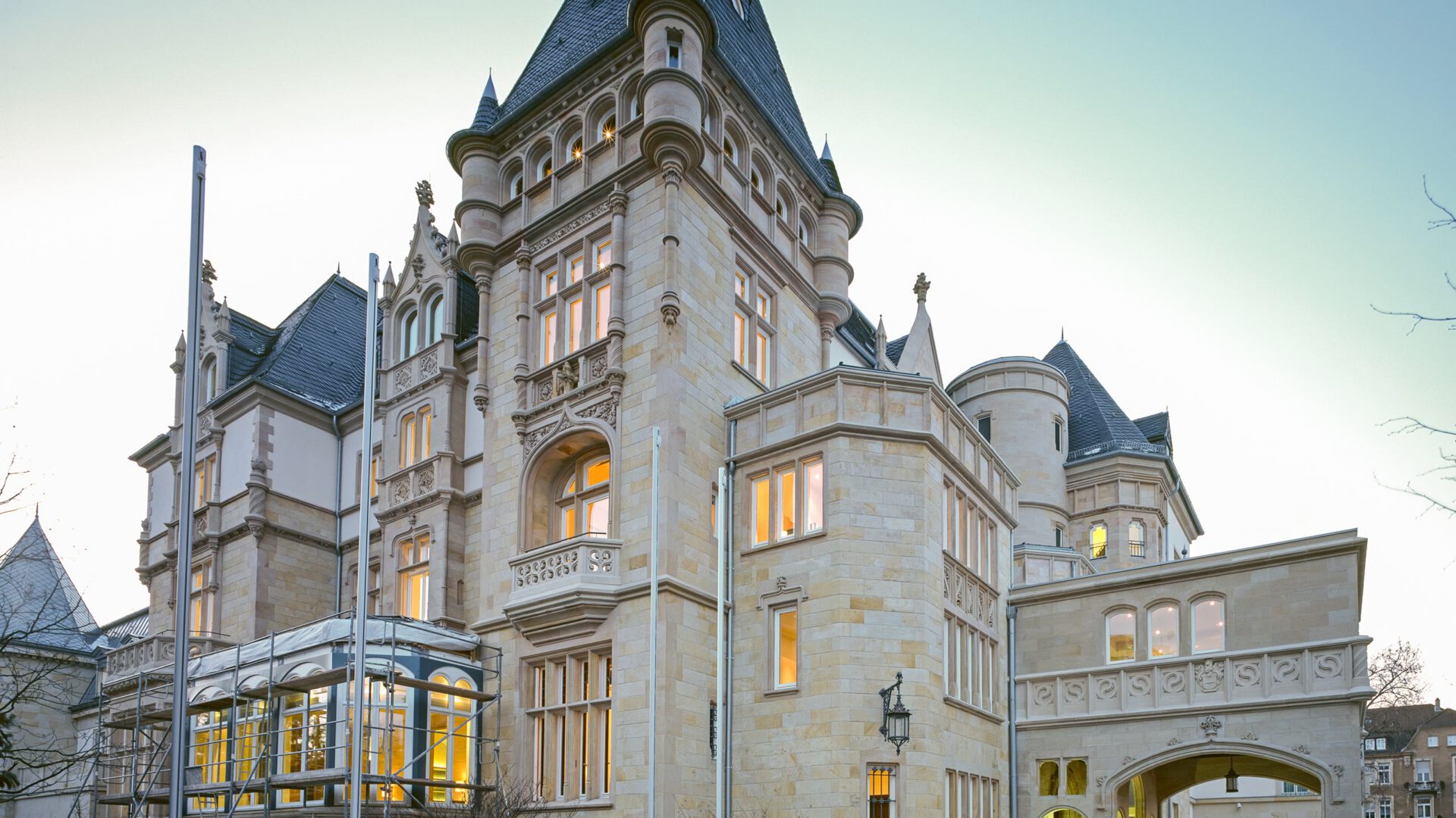 Die Villa Kennedy in der Dämmerung mit dem gläsernen Wintergarten