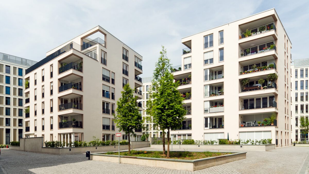 Waidmarkt in Köln, Innenhof mit zwei Wohnhäusern und jungen Bäumen