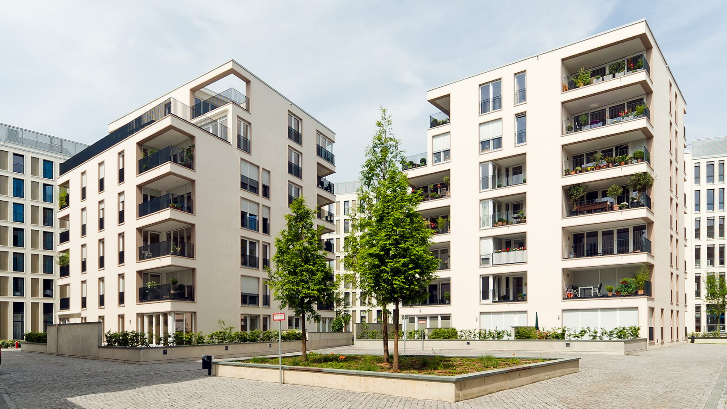 Waidmarkt in Köln, Innenhof mit zwei Wohnhäusern und jungen Bäumen