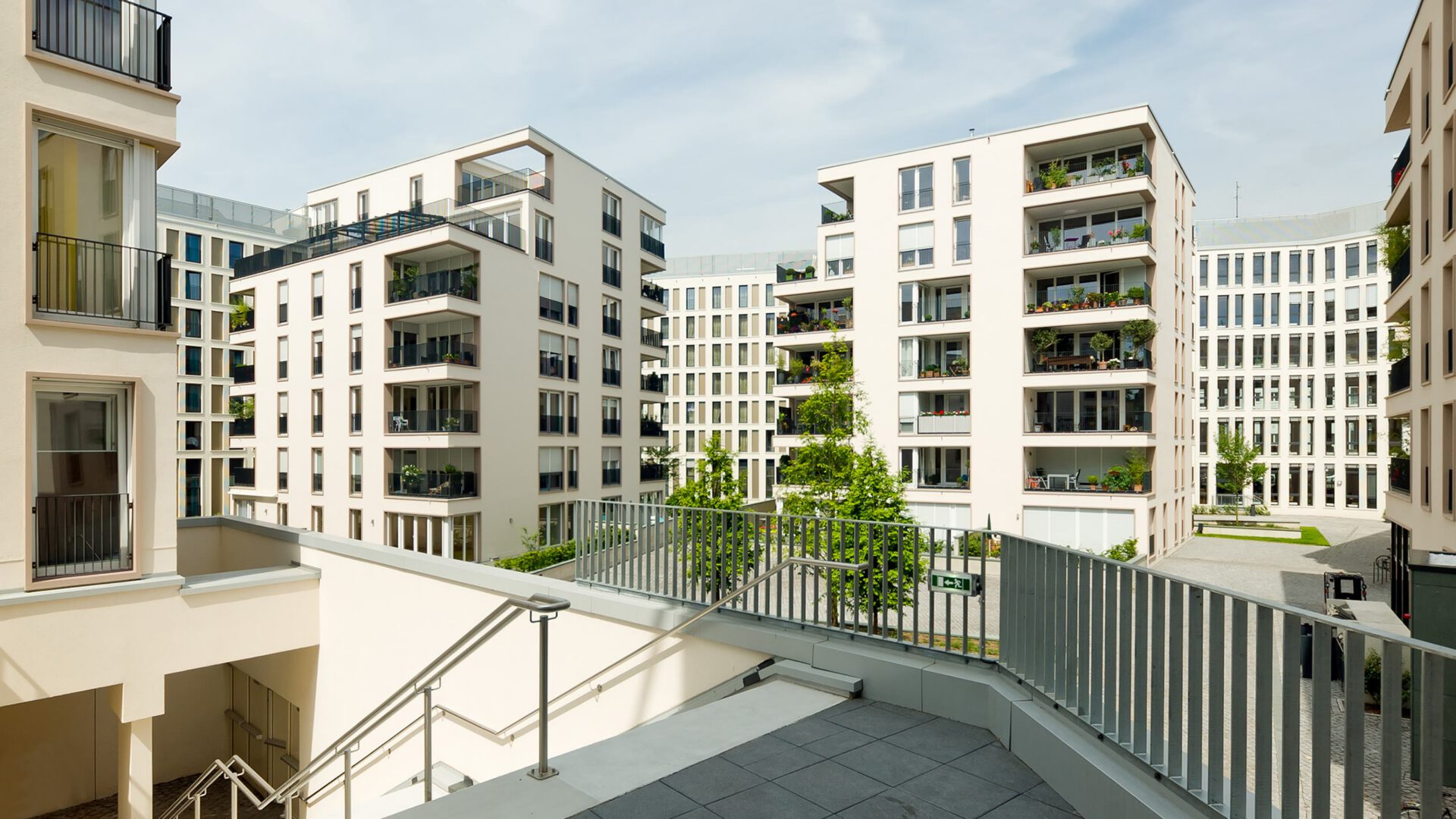 Blick von einer Terrasse über den Innenhof des Waidmarkt