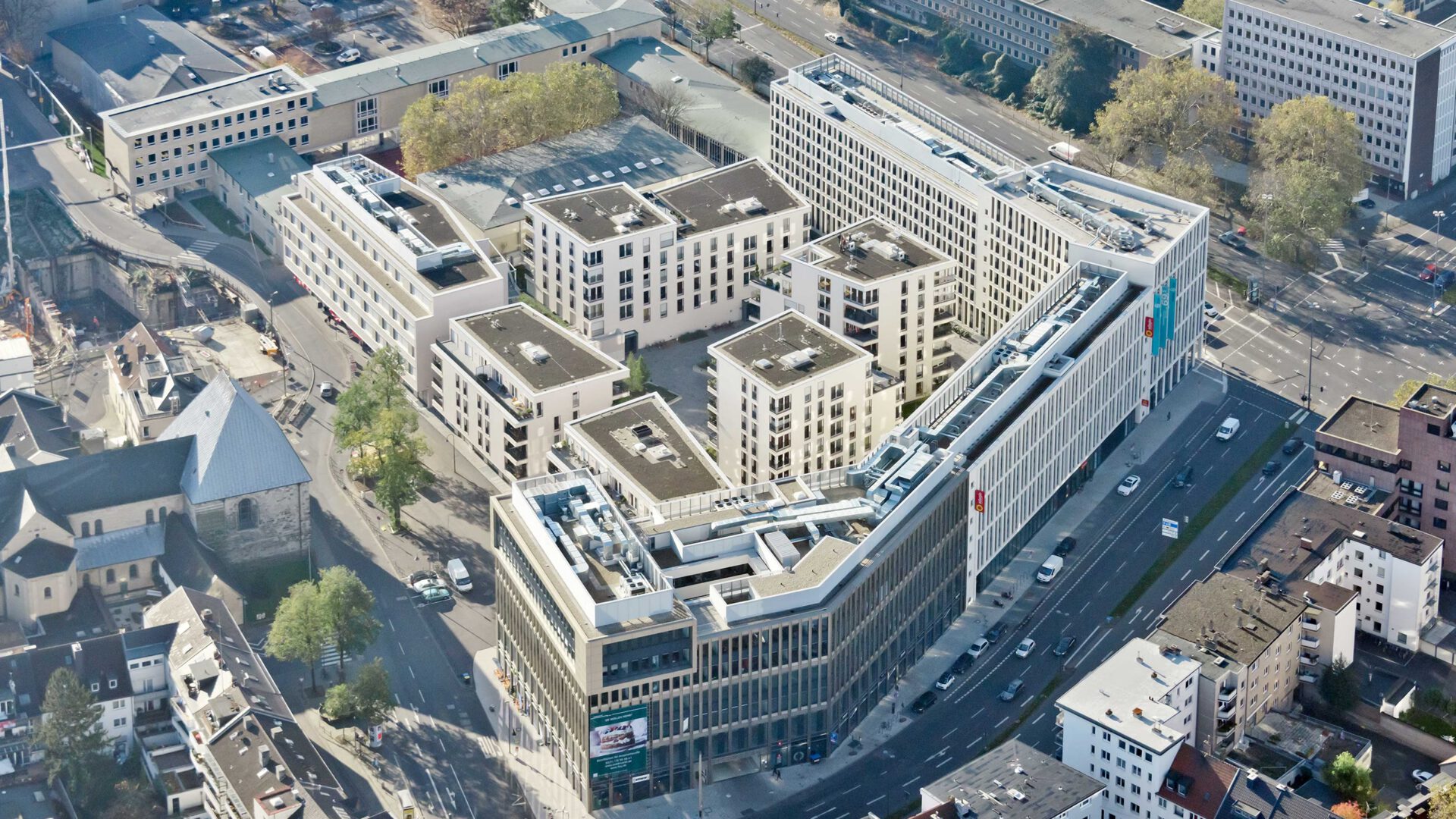 Schräge Luftaufnahme des Waidmarkt mit dem Bürogebäude an der Straße