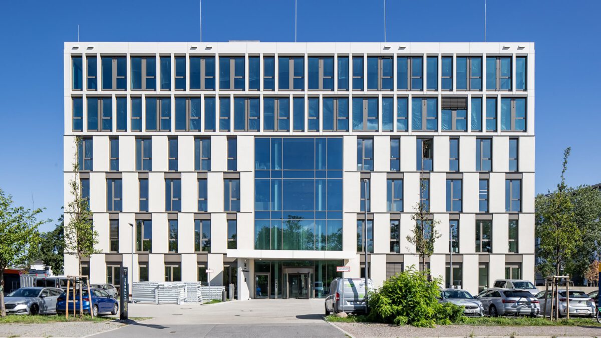 MITZSCH in Leipzig, Frontalansicht des Bürogebäudes mit der verglasten Eingangsfuge in der Mitte