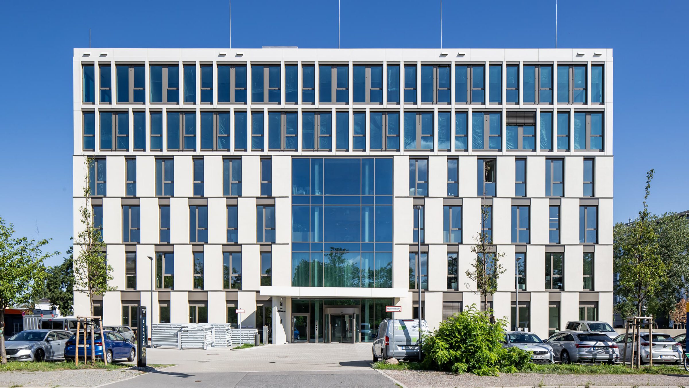 MITZSCH in Leipzig, Frontalansicht des Bürogebäudes mit der verglasten Eingangsfuge in der Mitte